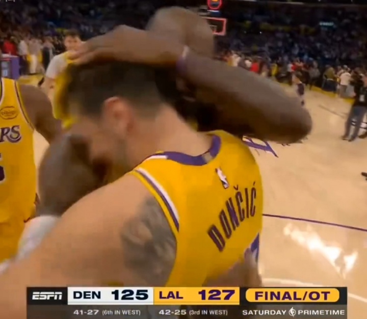 kaiyun-❤️爱你！比赛结束后詹姆斯第一时间从后场狂奔回去和东契奇拥抱