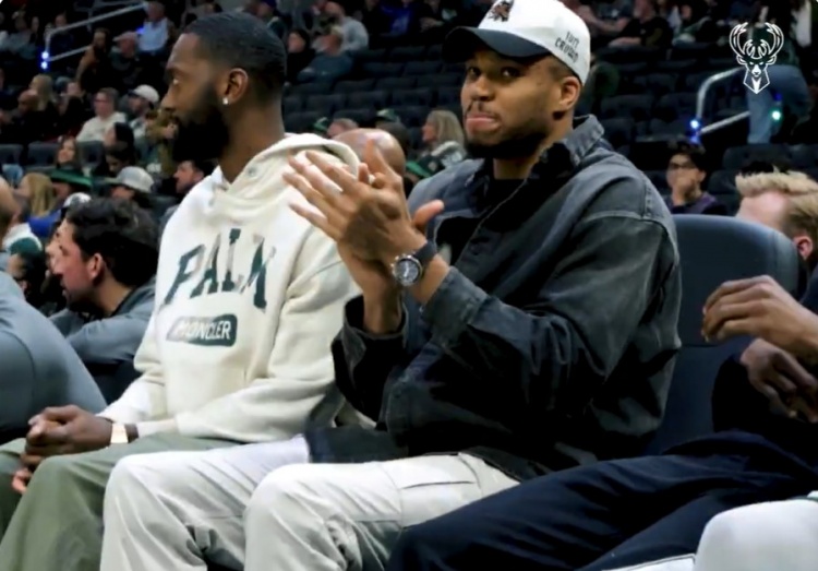 kaiyun-看到弟弟罚球得分 字母哥大叫：我现在就能退役啦 我已做到了一切